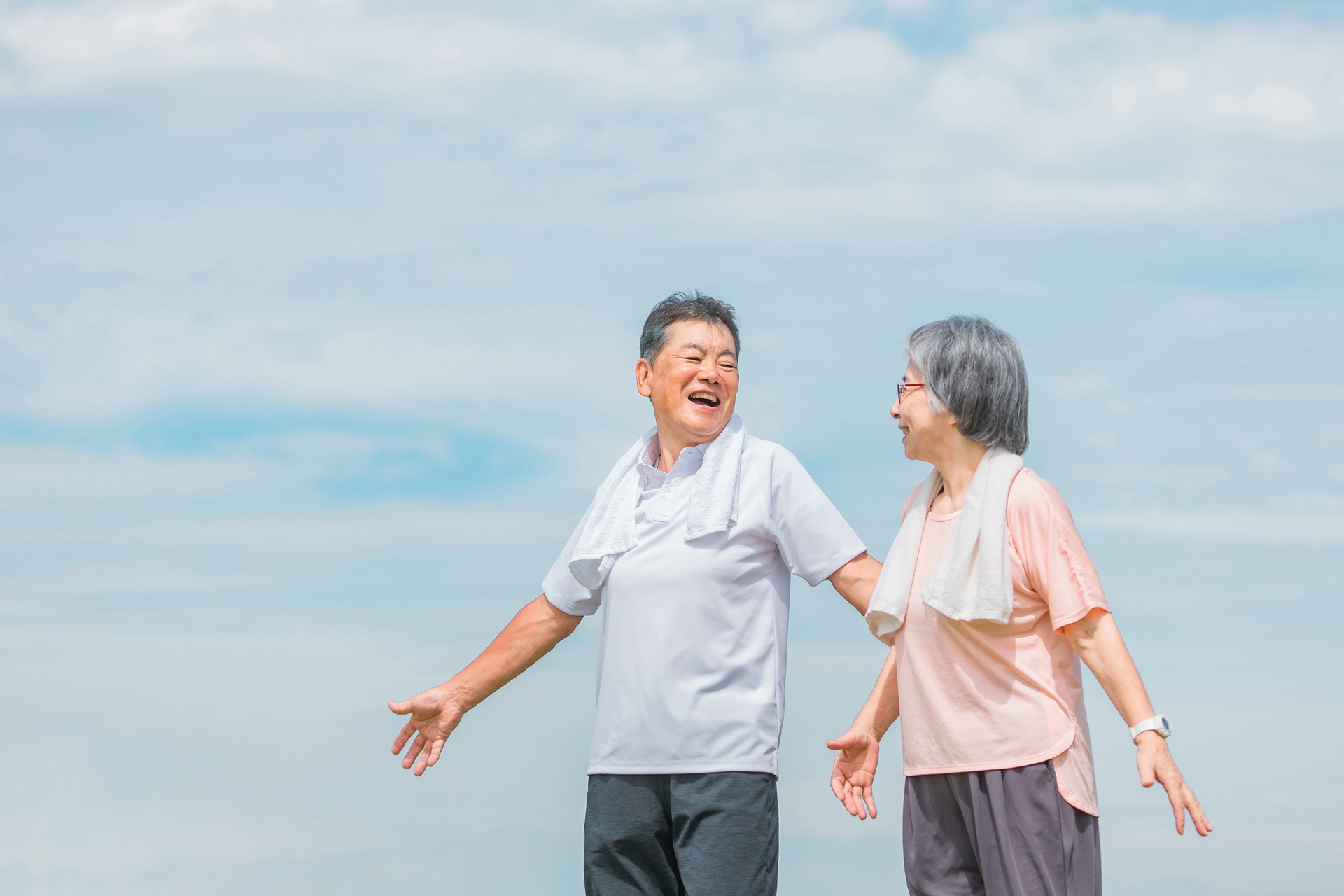 外で運動する男性と女性