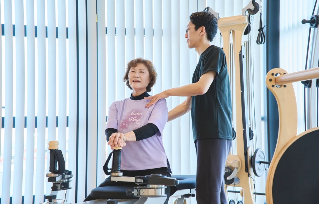 インストラクターとリハビリを受ける患者