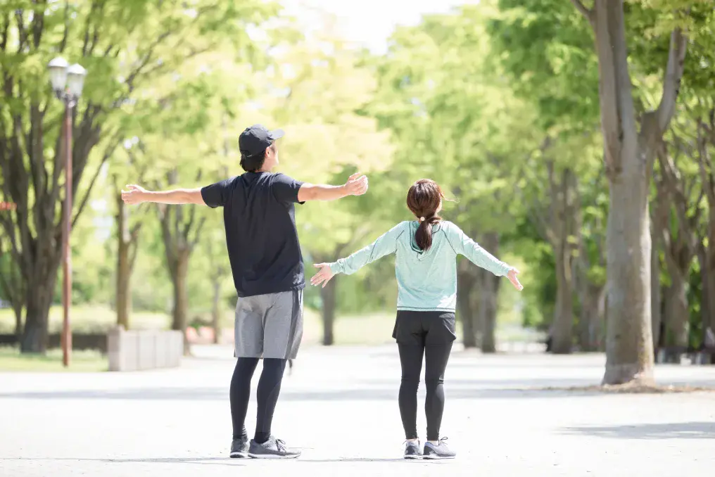 外で元気に体操する男女