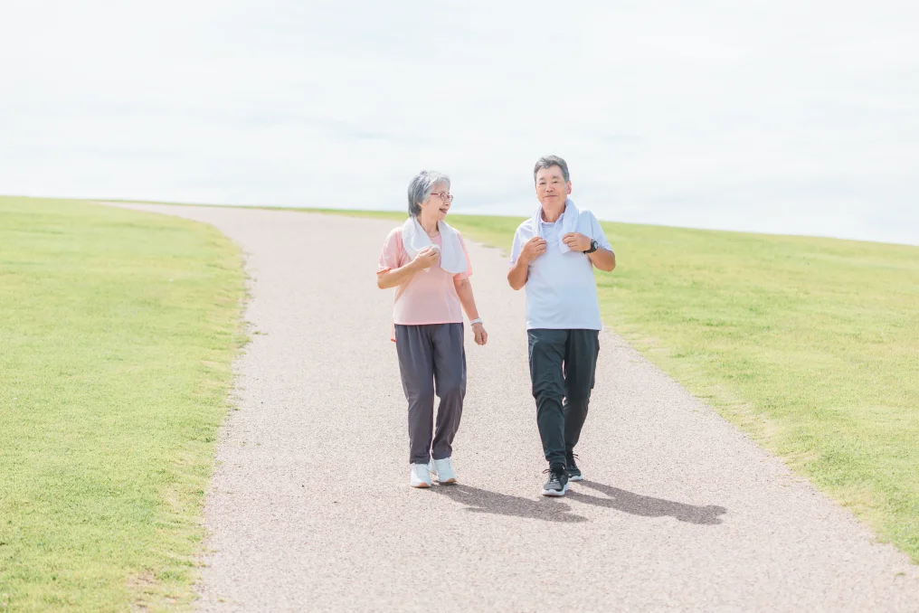 ウォーキングする高齢の男女