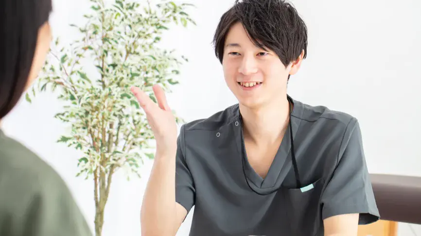 麻痺の状態を見極める専門的な評価する理学療法士