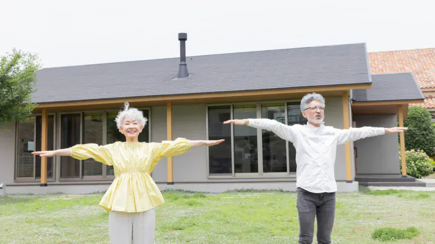 外で運動する男女