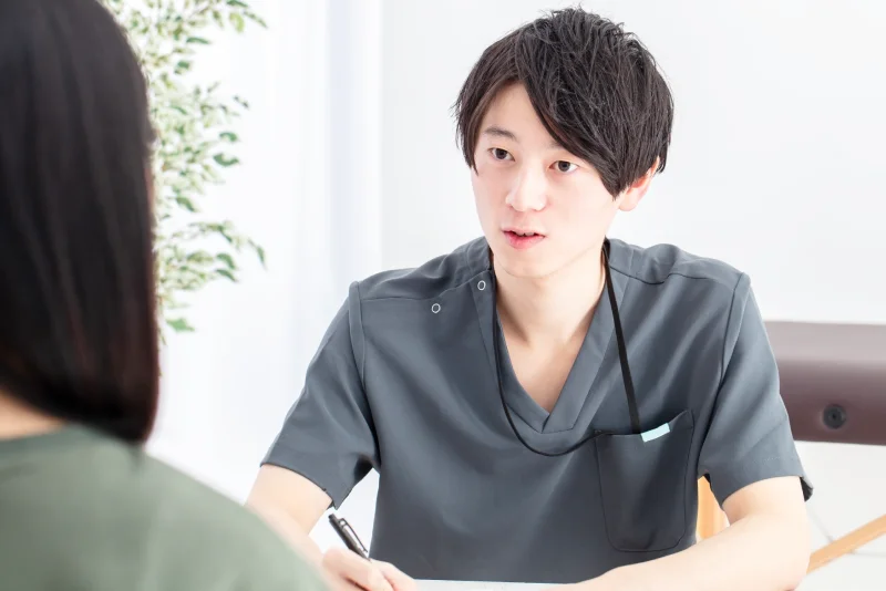 運動プログラム作成する理学療法士