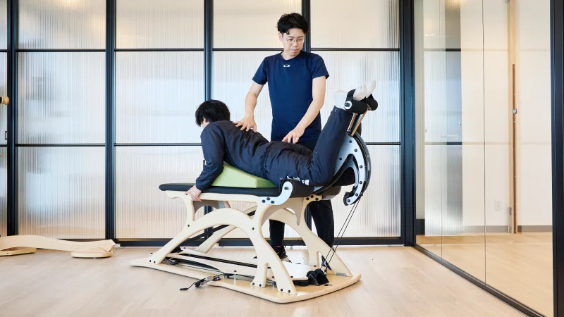 運動を行う利用者とインストラクター