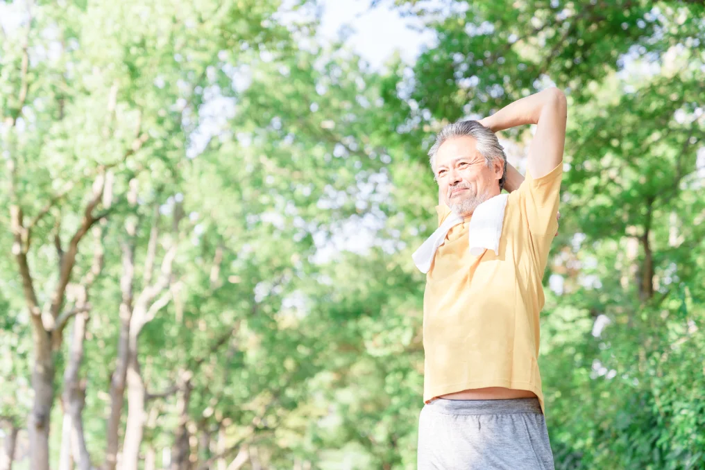 外でストレッチをする男性
