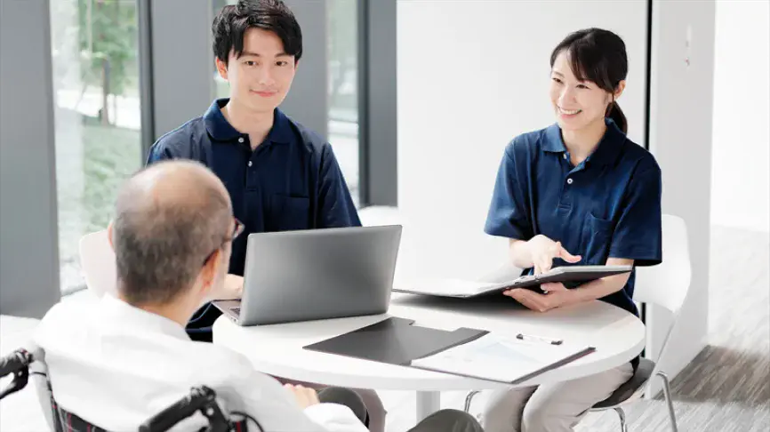 リハビリのプログラム作成する理学療法士と話を聞く利用者