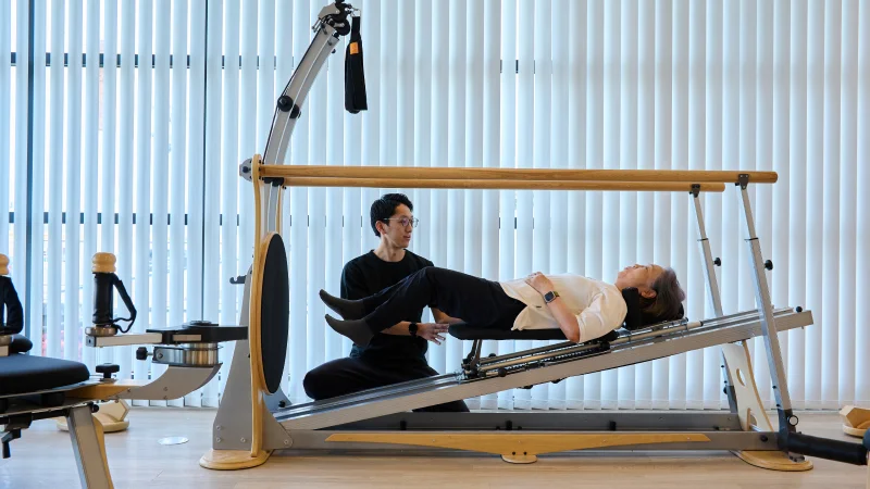 運動を行う利用者とインストラクター