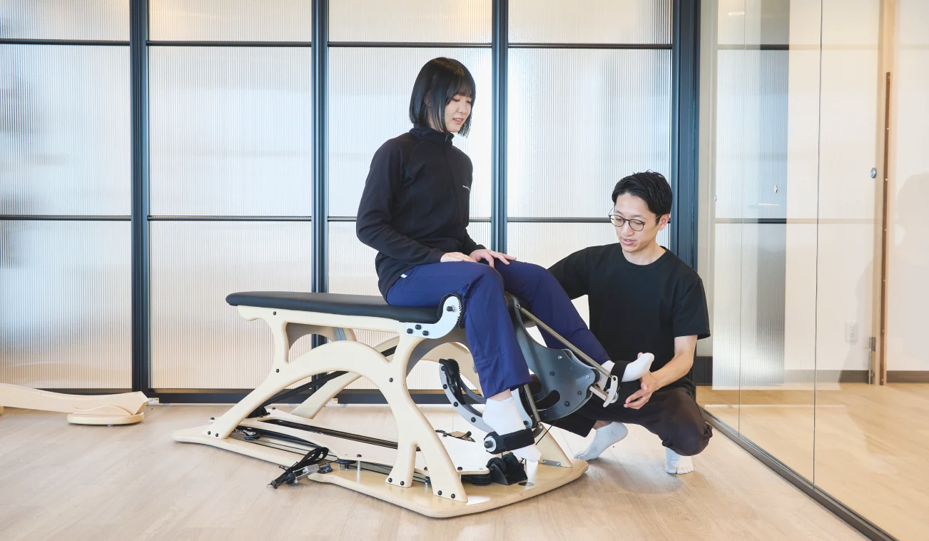 インストラクターと運動する女性