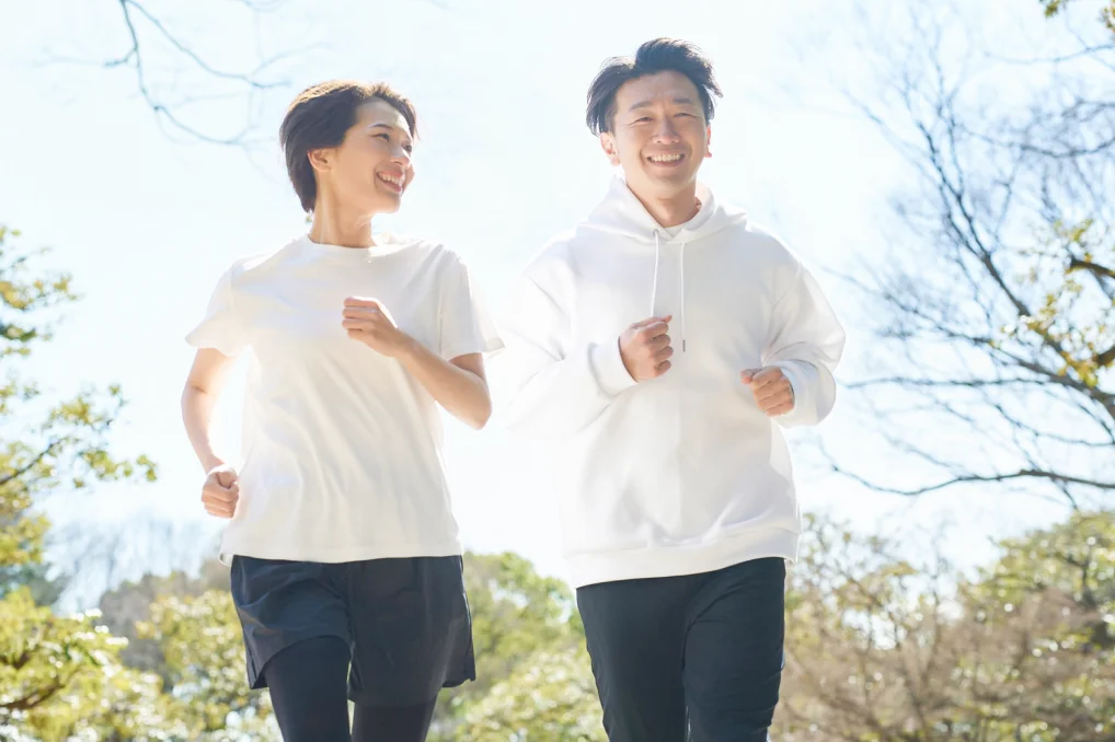 元気に公園で運動をするカップル