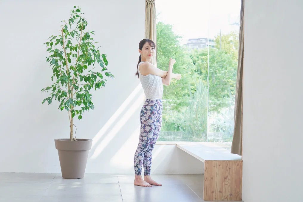 姿勢が改善されて綺麗な立ち姿の女性