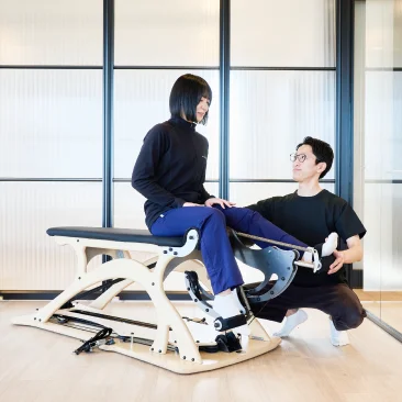 運動を指導するスタッフと利用者