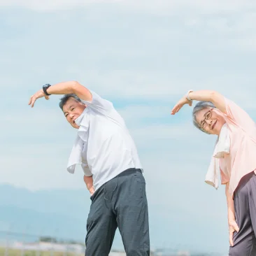 外で体操する男女