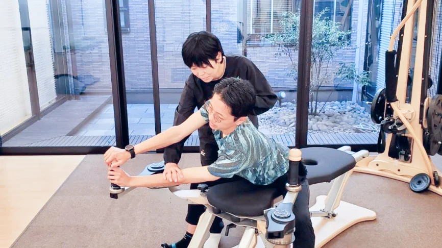 回旋動作の柔軟性と筋力を向上トレーニングをする男性