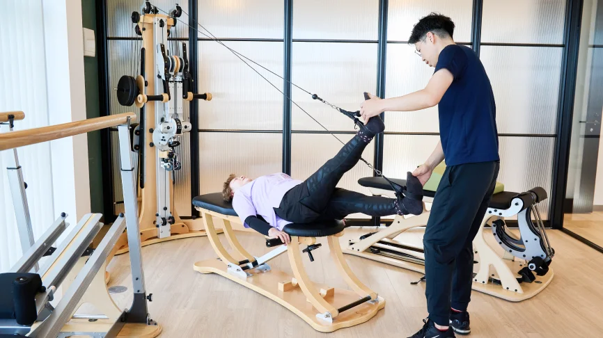 段階的な運動プログラムを受ける利用者とサポートする理学療法士