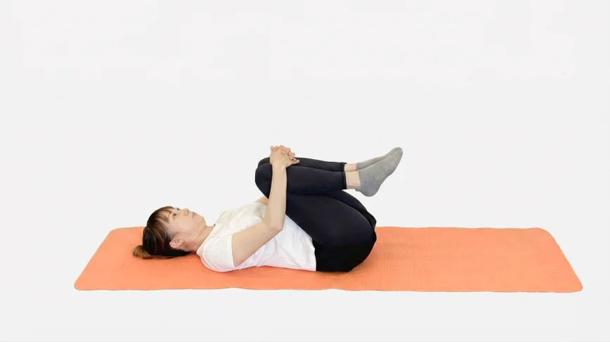 自宅で再発予防運動をする女性