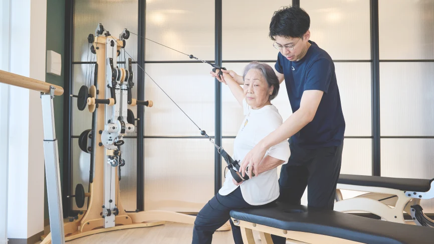 日常生活での姿勢指導をする理学療法士