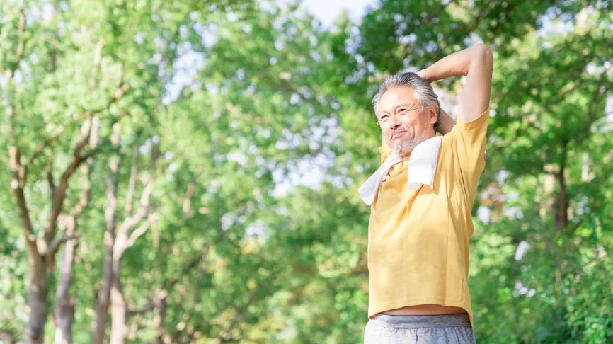 外で元気に運動する男性