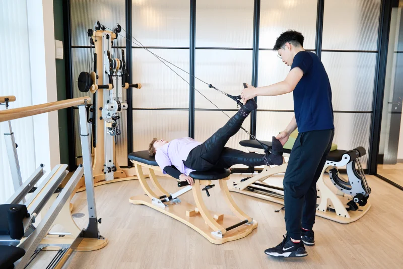 ジャイロトニック®セッションを受ける女性とサポートする理学療法士
