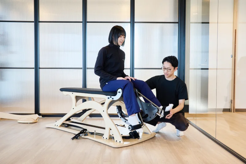 手術後のリハビリをする利用者とサポートする理学療法士