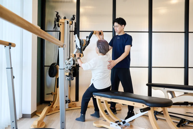 経過観察・プログラム調整をする理学療法士