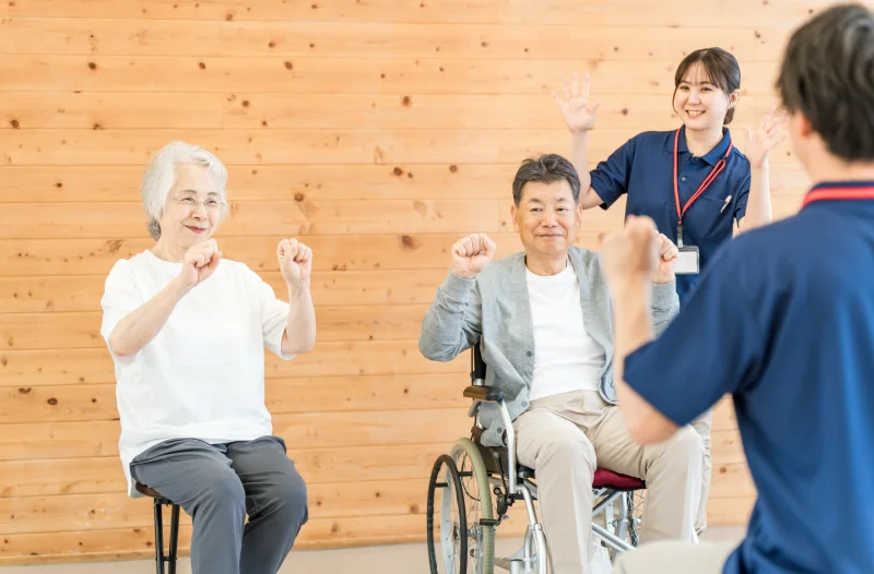 リハビリで改善した機能を、日常生活で活かせるようサポートを受ける年配の夫婦