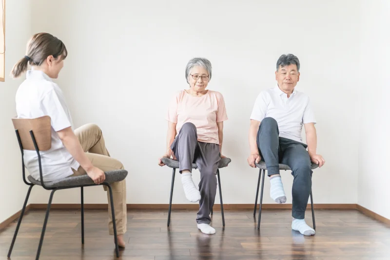 運動習慣の継続サポートする理学療法士と運動する利用者