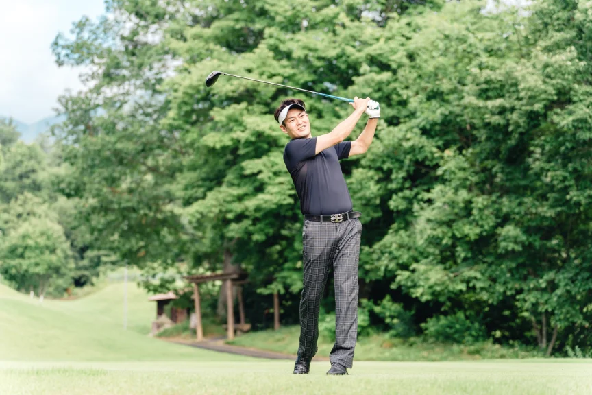 ゴルフをする男性