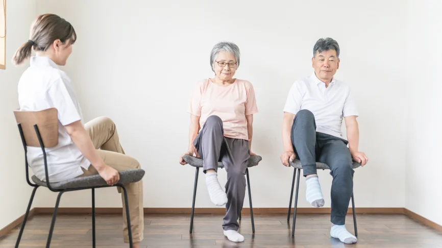 自宅でできるセルフケア指導を受ける年配の夫婦